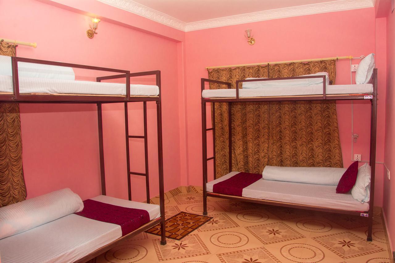 Mount Blue Tourist Hostel - Pokhara Buitenkant foto